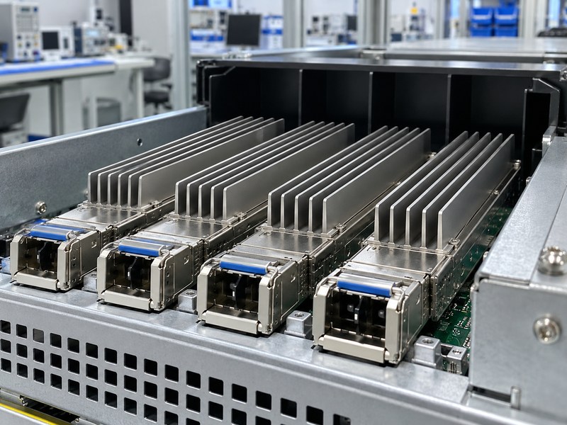 osfp riding heat sink fin passages and duct alignment across a row of optical cages