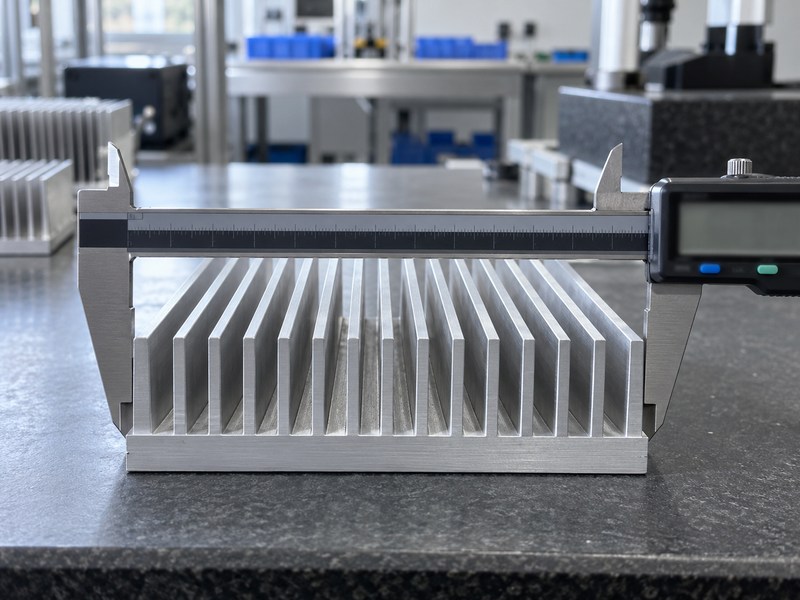 sandblasted aluminum heat sink caliper contacting the base edges during incoming inspection