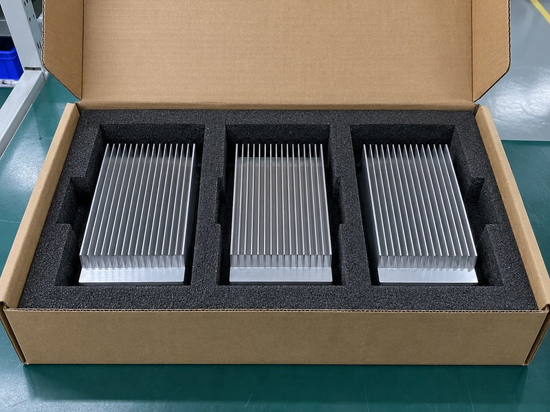 sandblasted aluminum heat sink separated heat sinks protected against fin damage during shipping