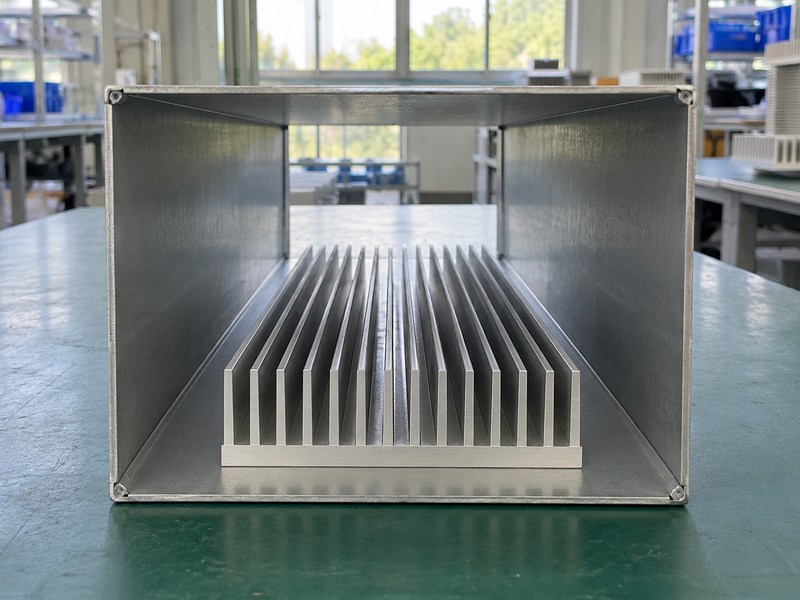 Server radiator aluminum heat sink manufacturer airflow mock-up with open straight fin passages